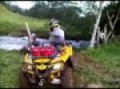 Cuatrimotos cruzando arroyo